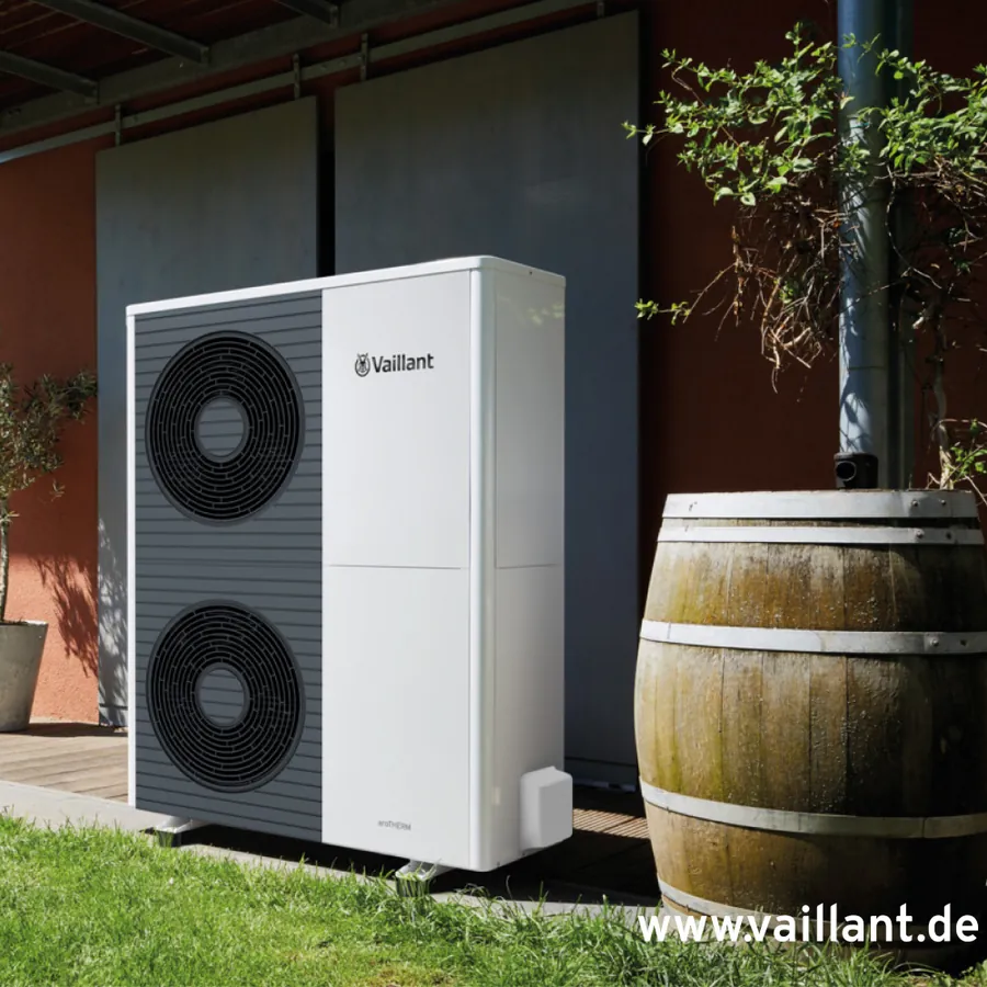 Vaillant aroTHERM plus Wärmepumpe an einer Hauswand