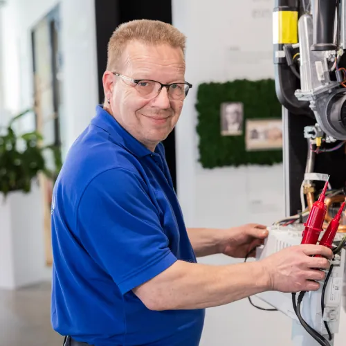 Wartung einer Wärmepumpe durch den Team Hörmann Kundendienst